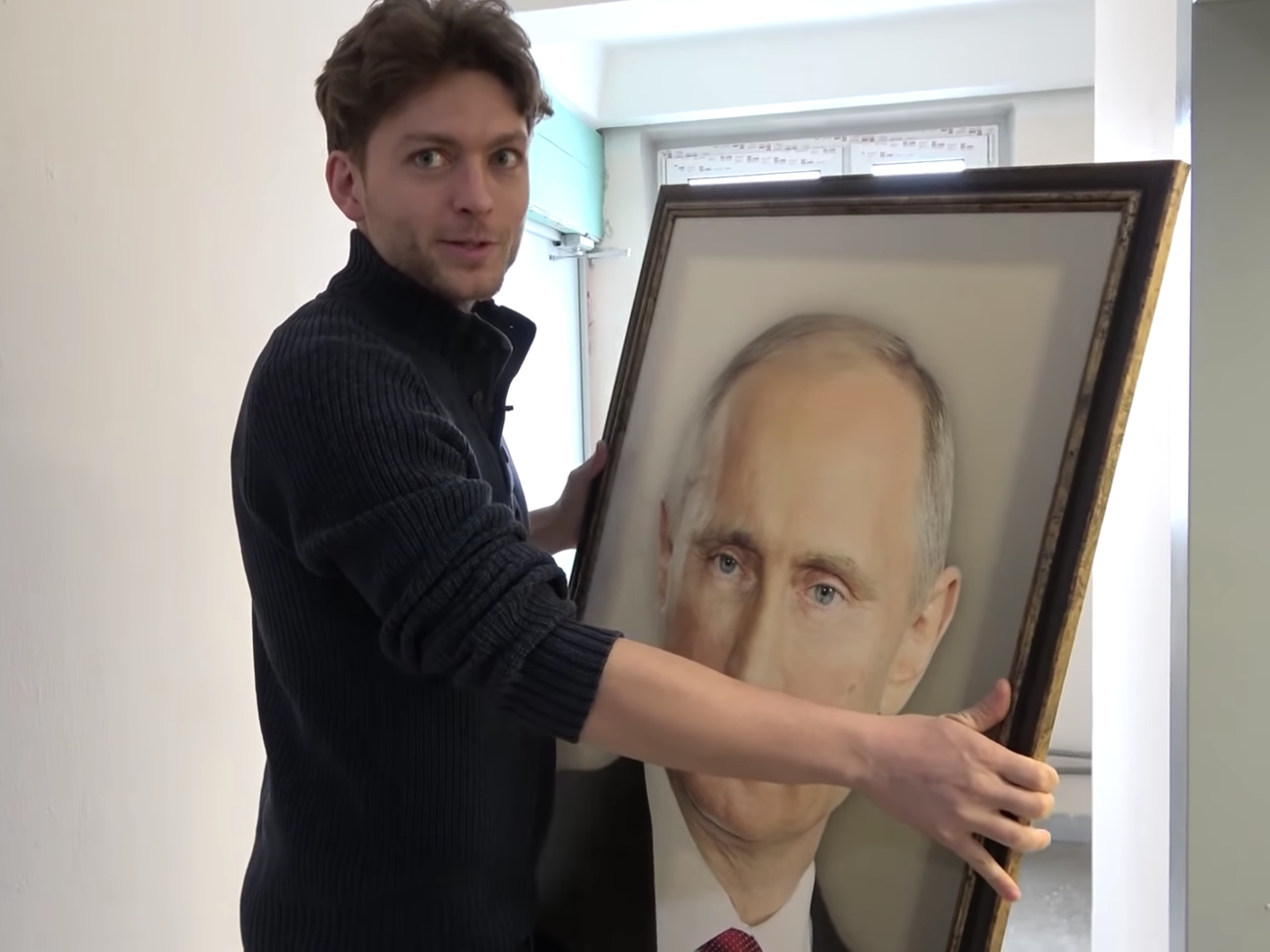 Башир Дохов повісив портрет Путіна в ліфті. Мешканцям будинку це не сподобалося