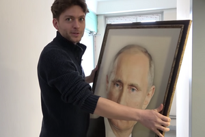Башир Дохов повесил портрет Путина в лифте. Жителям дома это не понравилось