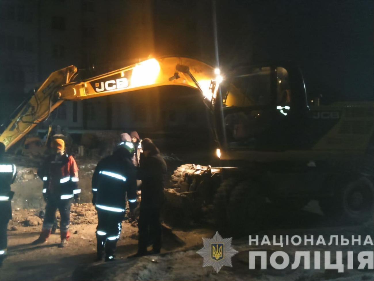 В пресс-службе Тернопольского городского совета сообщили, что по условиям контракта, подрядчики не имели права работать ночью, в выходные и праздничные дни