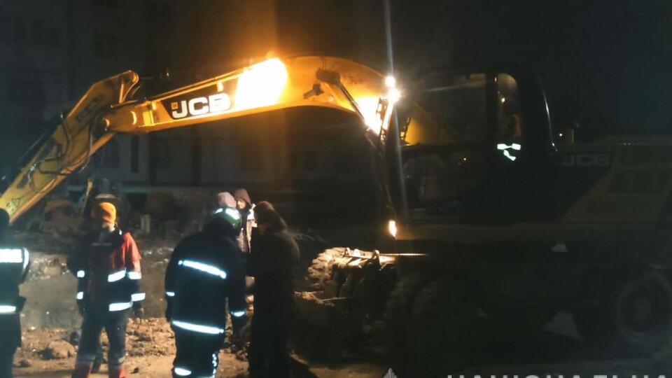 В пресс-службе Тернопольского городского совета сообщили, что по условиям контракта, подрядчики не имели права работать ночью, в выходные и праздничные дни
