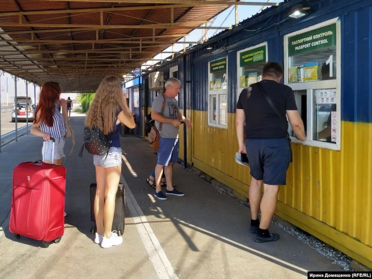 Діти до 16 років зможуть виїжджати в окупований Крим у супроводі одного з батьків, повідомили в міністерстві