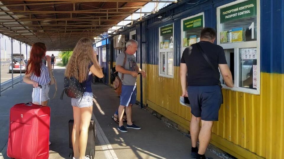 Дети до 16 лет смогут выезжать в оккупированный Крым в сопровождении одного из родителей, сообщили в министерстве