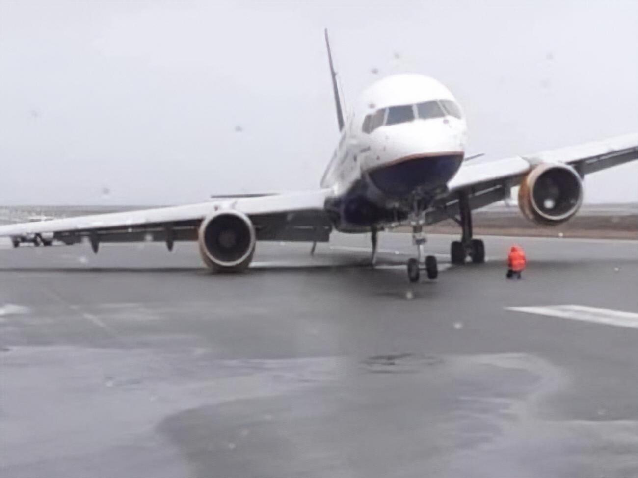 Самолет авиакомпании Icelandair совершал посадку в условиях шторма