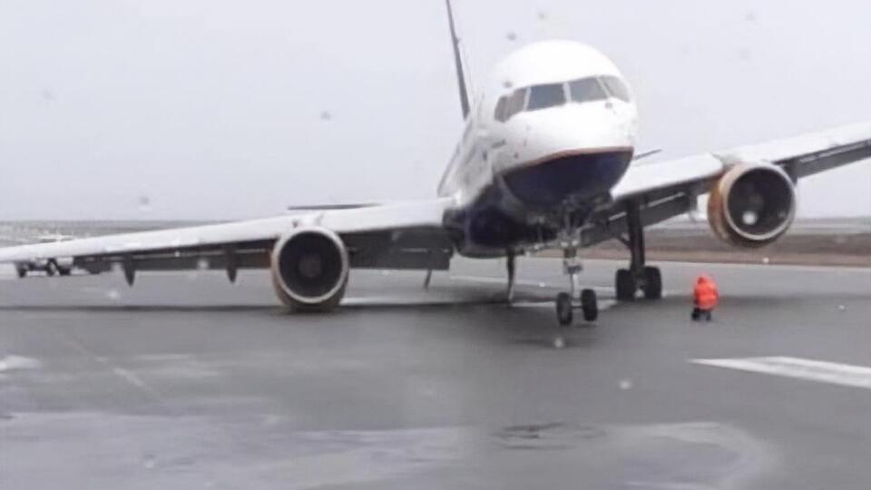 Самолет авиакомпании Icelandair совершал посадку в условиях шторма