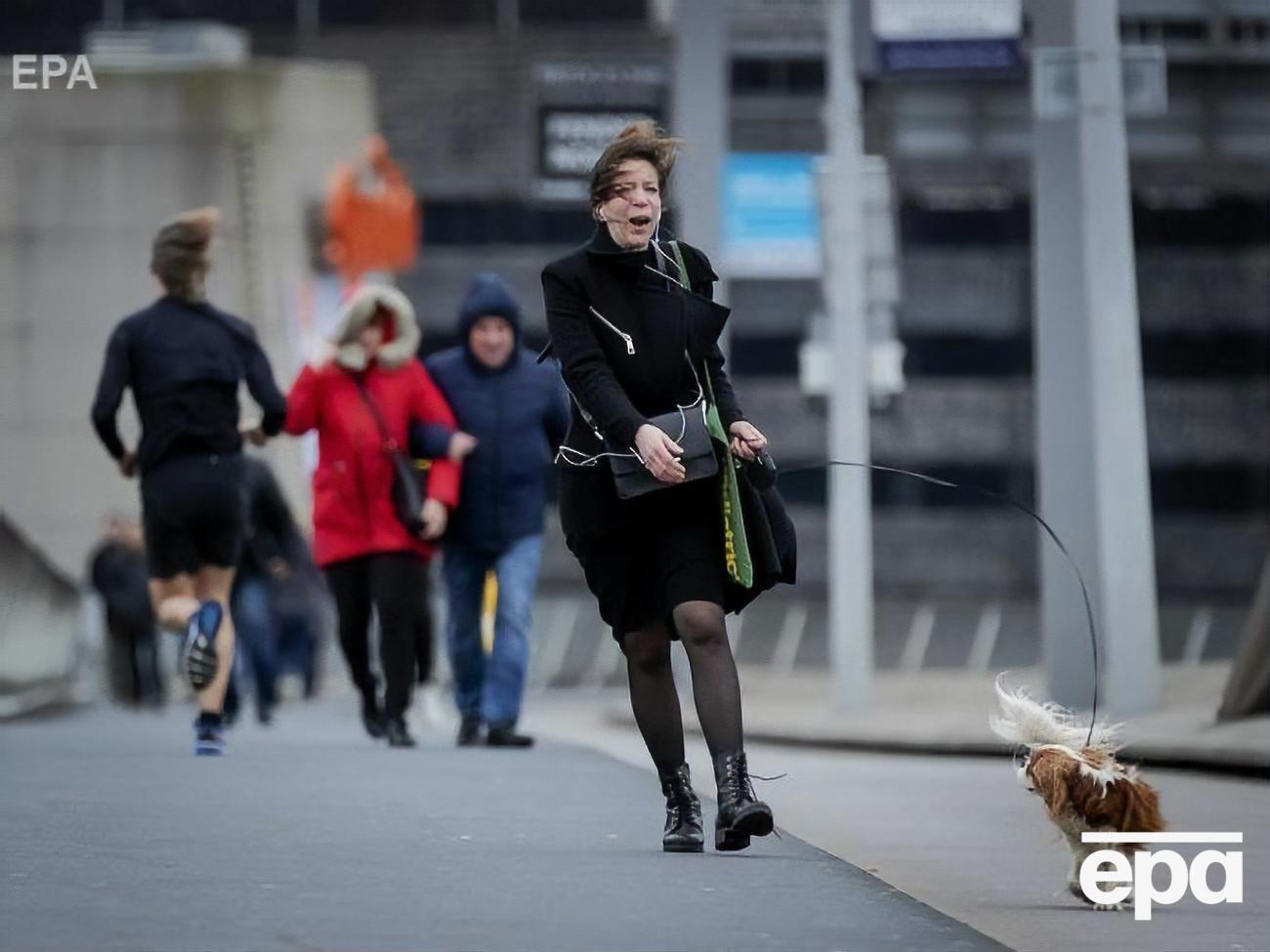 В некоторых местах порывы ветра достигают 90 миль (около 145 км) в час