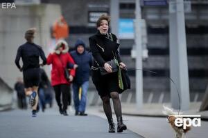 В некоторых местах порывы ветра достигают 90 миль (около 145 км) в час