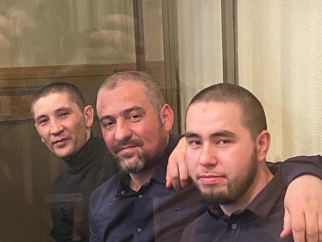 Абхаирова (слева) и двух его земляков в РФ считают членами террористической организации