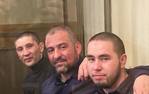 Абхаирова (слева) и двух его земляков в РФ считают членами террористической организации