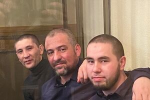 Абхаирова (слева) и двух его земляков в РФ считают членами террористической организации