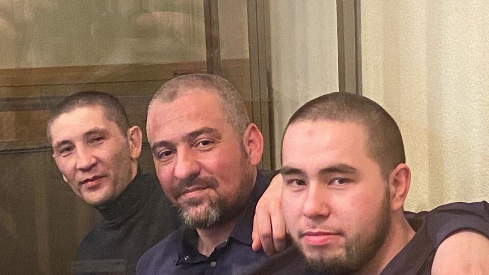 Абхаирова (слева) и двух его земляков в РФ считают членами террористической организации