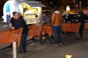 Люди с тележками ждут очереди зайти в супермаркет Carrefour в Неаполе