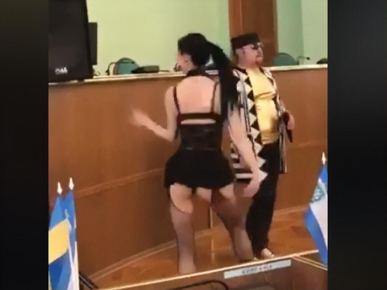 Учасники колективу обурилися, що танцівниць знімали "з-під спідниці"