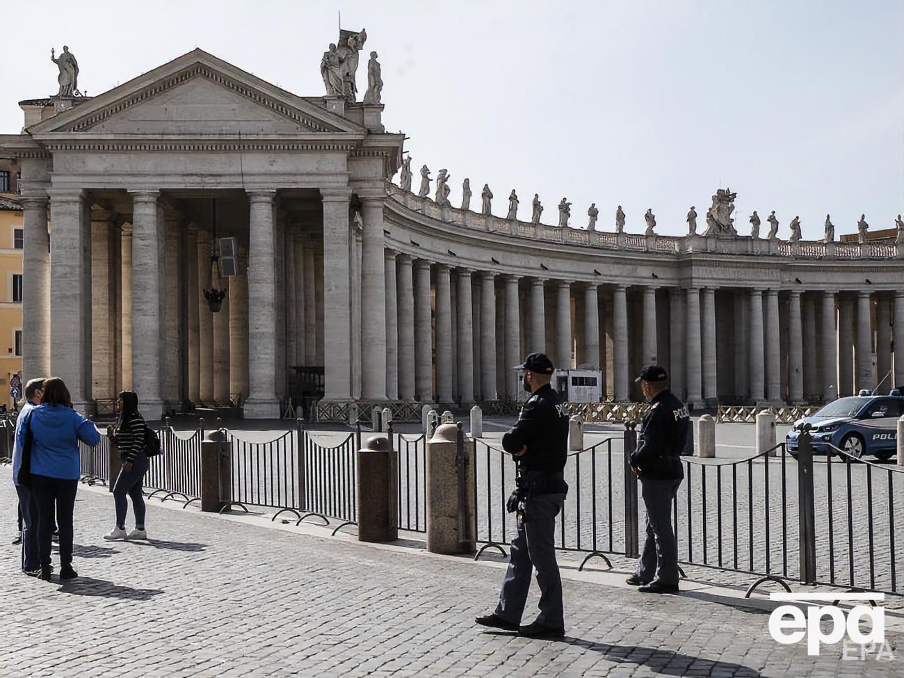 Поліцейські не пускають туристів на площу Святого Петра
