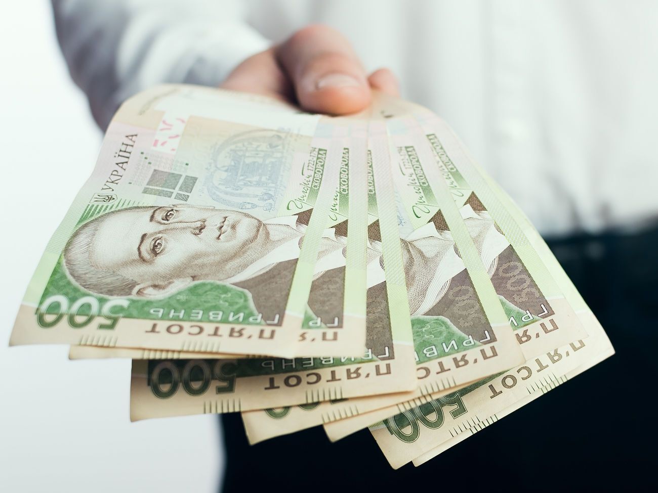 Протягом останніх двох тижнів НБУ продав на міжбанку $557 млн, щоб підтримати курс гривні