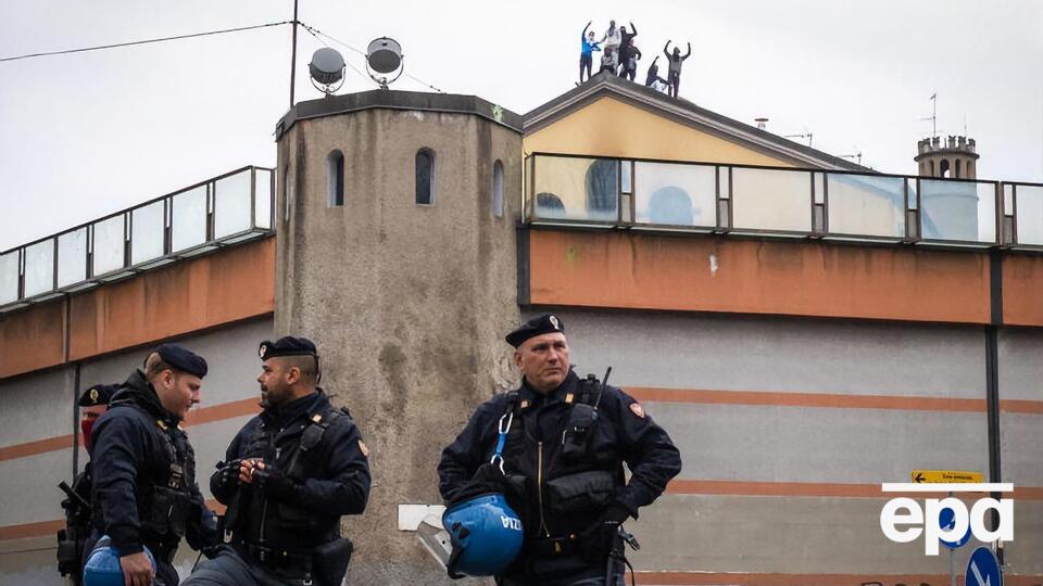 Під час бунту у в'язниці в Мілані ув'язнені видерлися на дах
