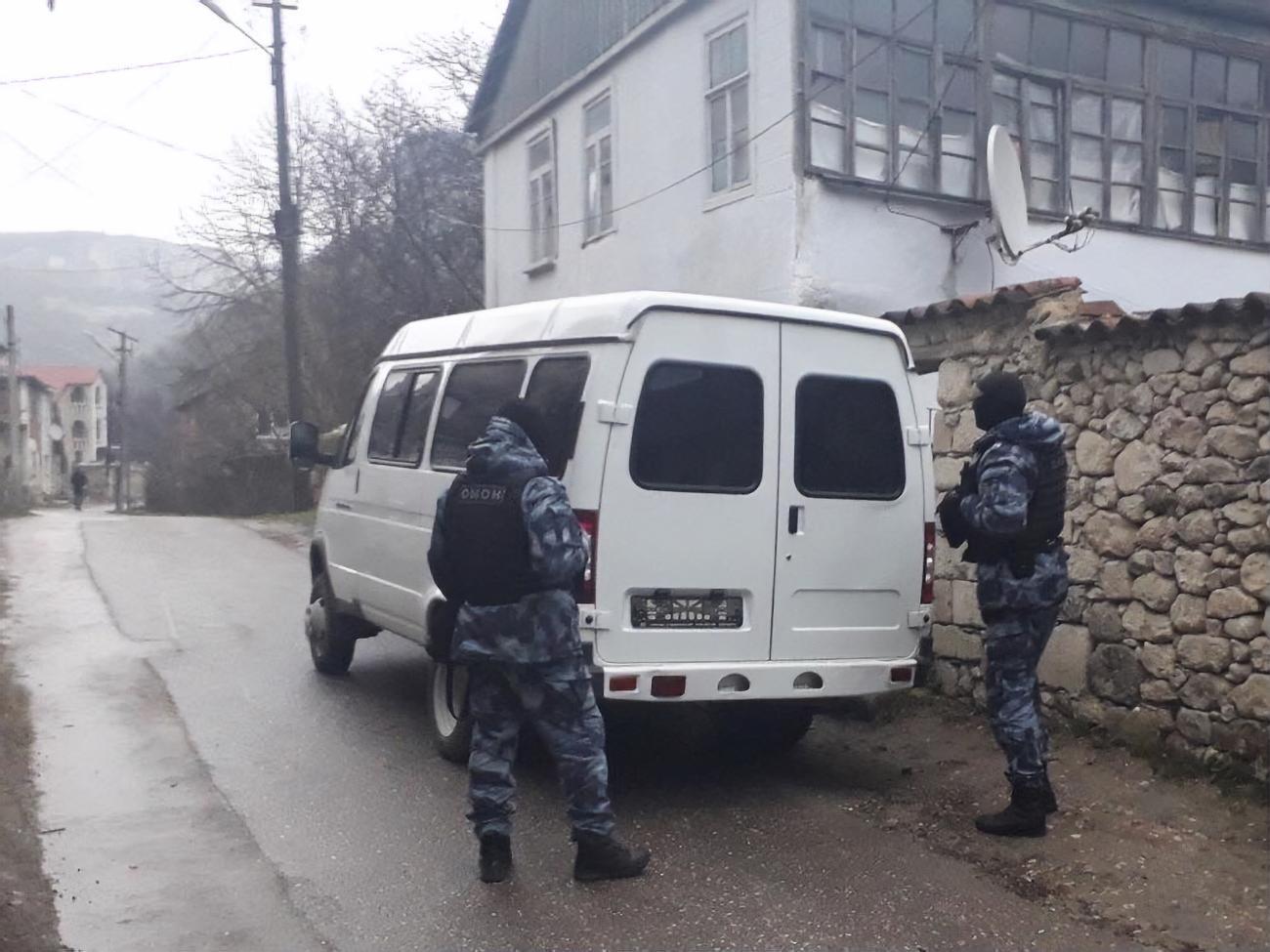 Сегодня российские силовики проводили обыски в домах крымских татар в Бахчисарае и Бахчисарайском районе