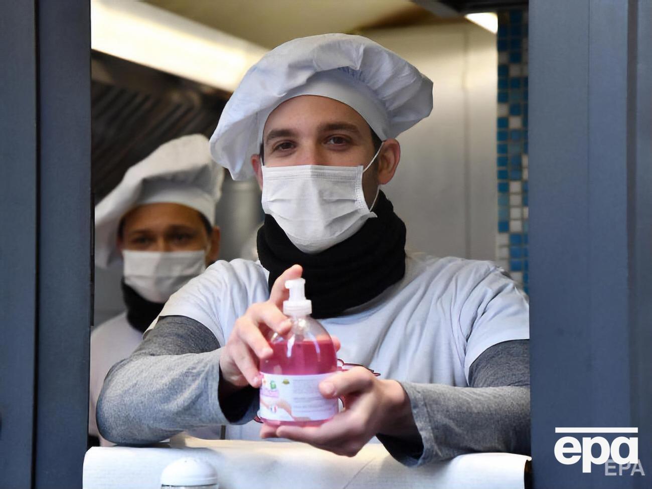 В Україні зафіксовано один випадок зараження коронавірусом. Ще у 41 пацієнта захворювання не підтвердили. З 12 березня в країні діятиме карантин