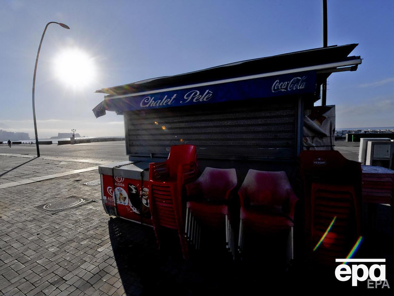 Закрытый бар в Неаполе