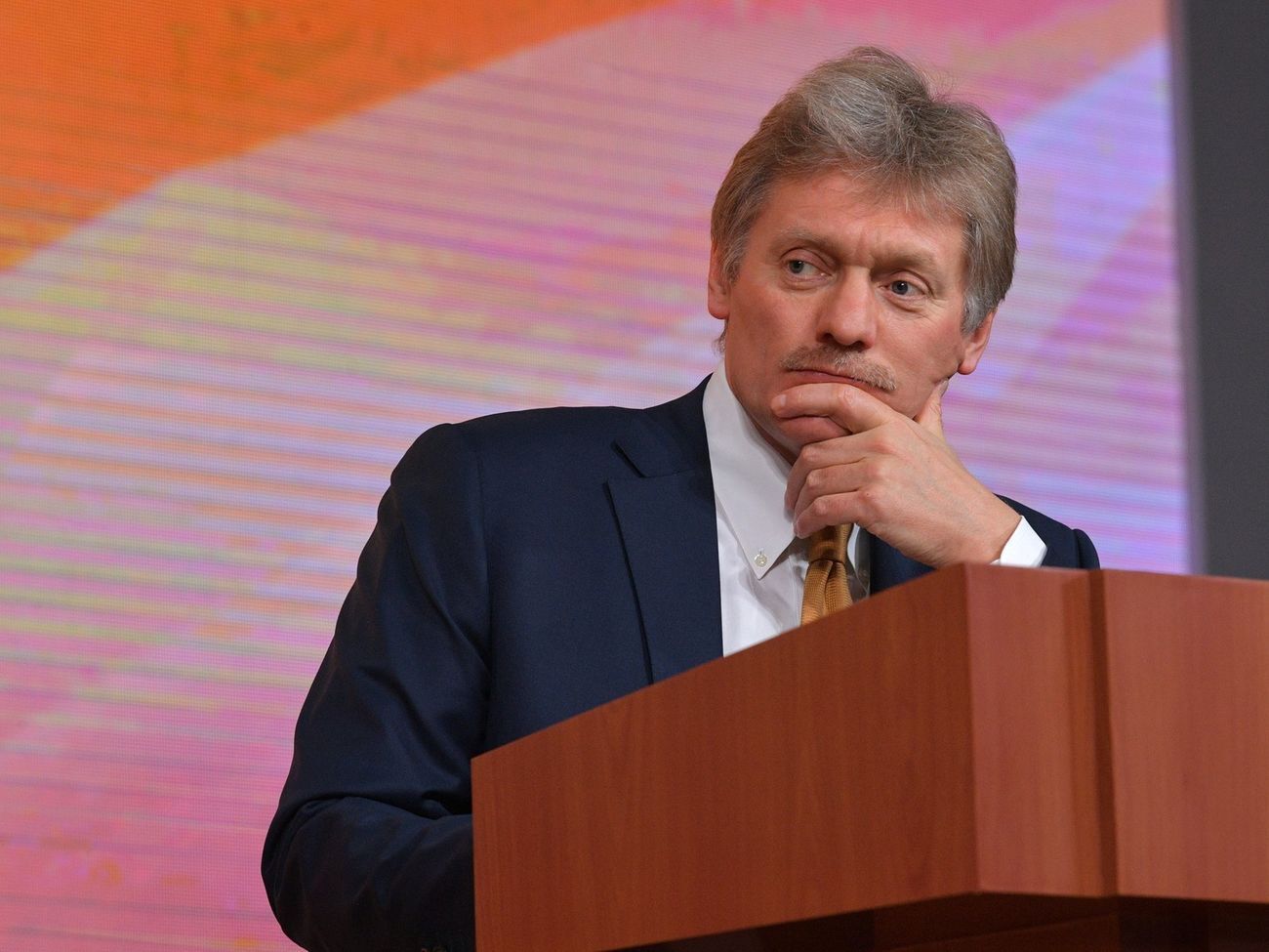 Пєсков (на фото) стверджує, що Путін ще не ухвалив рішення про участь у виборах у 2024 році
