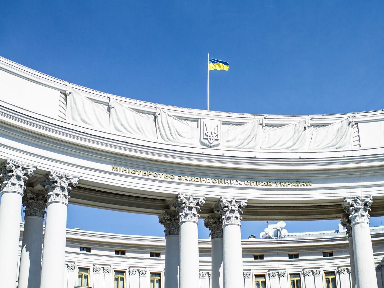 МЗС рекомендує українцям не покидати межі країни