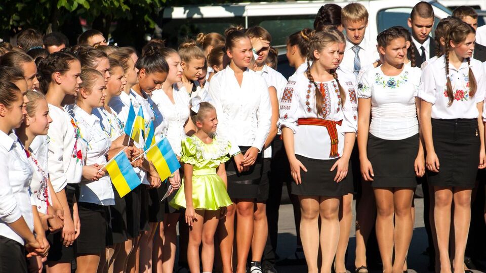 Обов'язковими предметами ЗНО для всіх випускників шкіл є українська мова та література