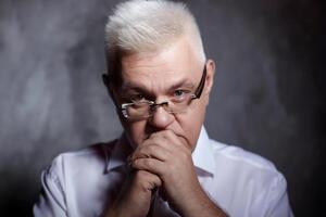 Националисты назвали Сивохо предателем и "ватным клоуном", толкнули в спину, после чего он упал