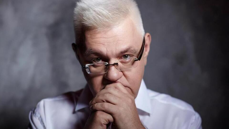 Националисты назвали Сивохо предателем и "ватным клоуном", толкнули в спину, после чего он упал