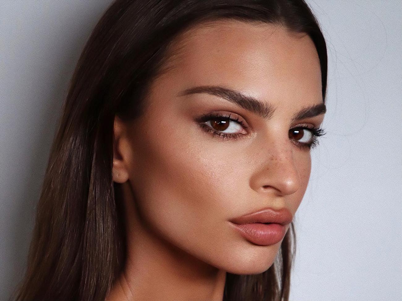 Ратаковски показала грудь под жакетом