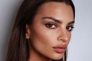 Ратаковски показала грудь под жакетом