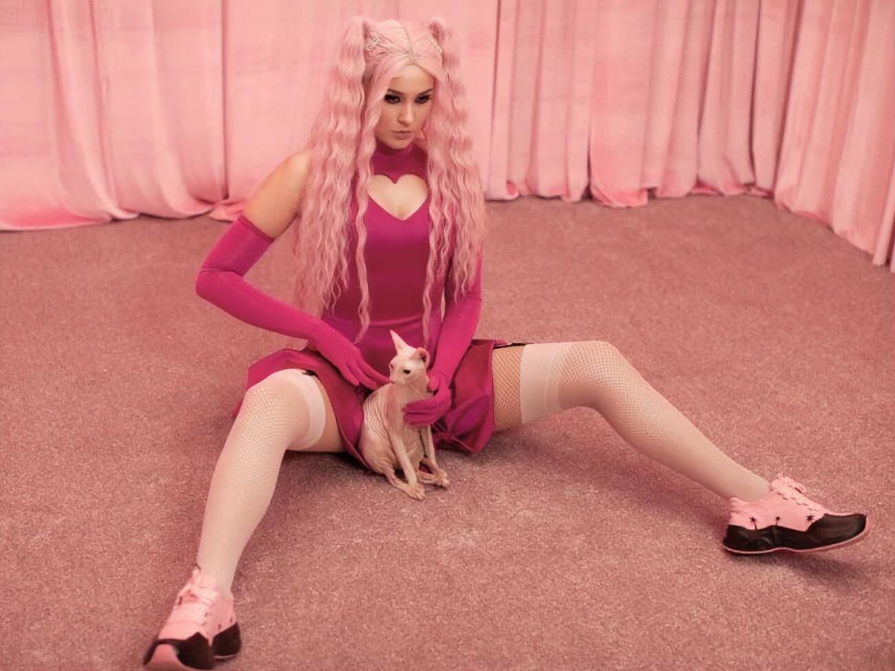 Ролик Maruv исполнен в розовых тонах