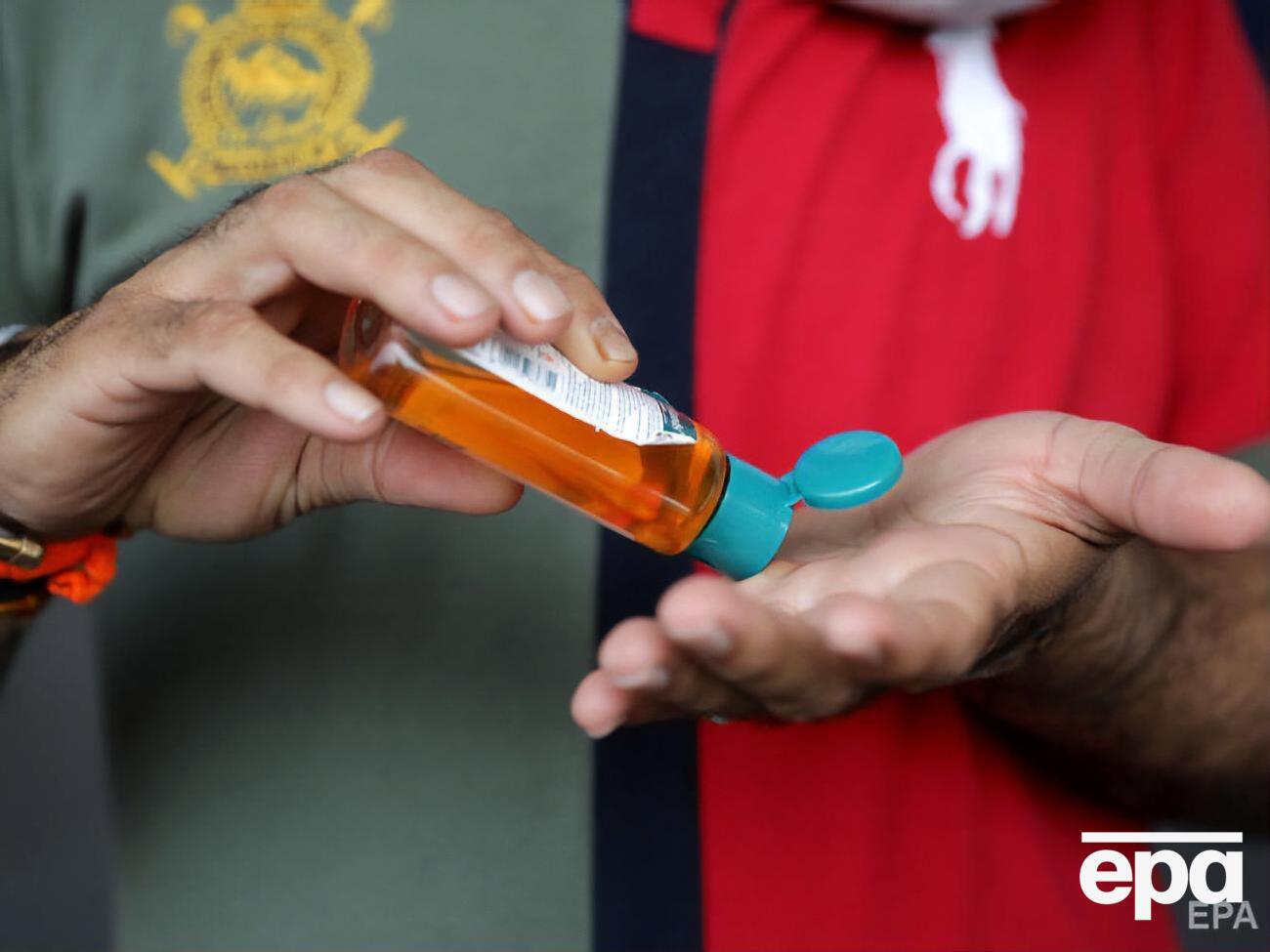 ВООЗ рекомендує частіше мити або обробляти руки антисептиком, щоб не заразитися коронавірусом