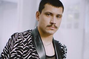 Трек Santiago гурт Kadnay виконує англійською мовою