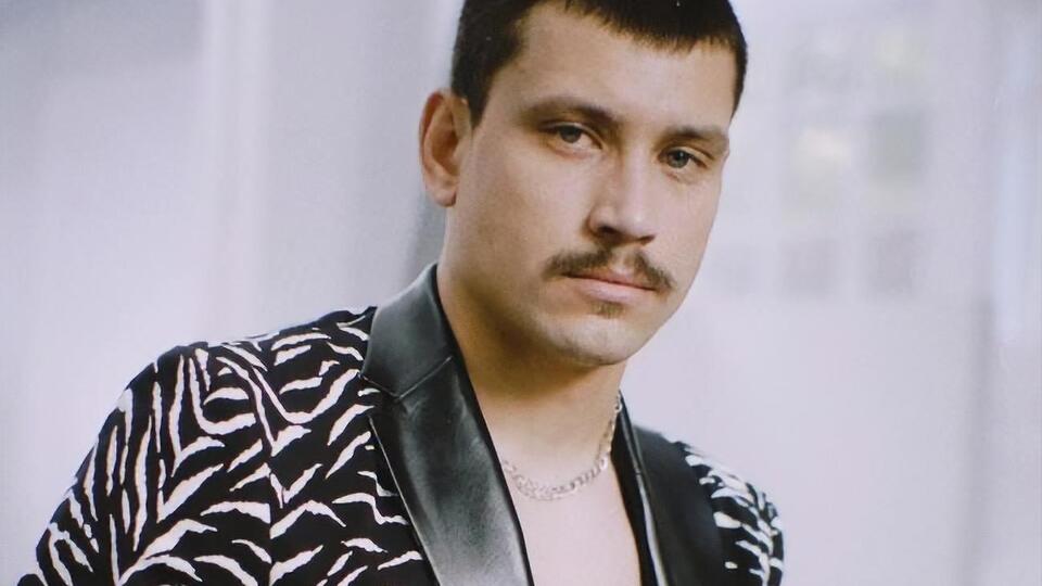 Трек Santiago гурт Kadnay виконує англійською мовою