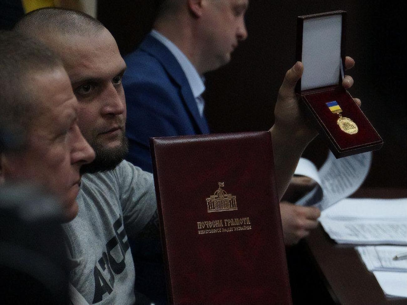 Волков (у центрі) заявив, що на заході Сівохо нікого не штовхав і ні з ким не бився