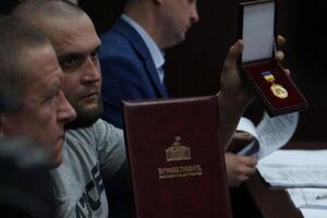 Волков (в центре) заявил, что на мероприятии Сивохо не толкал и ни с кем не дрался