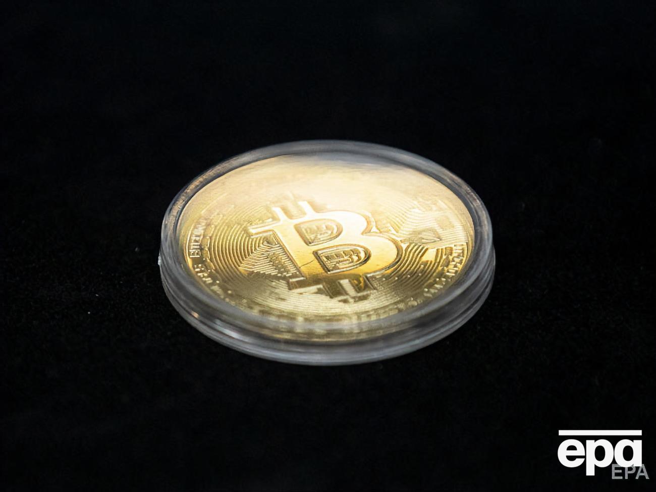 Біткоін утратив приблизно 50% вартості