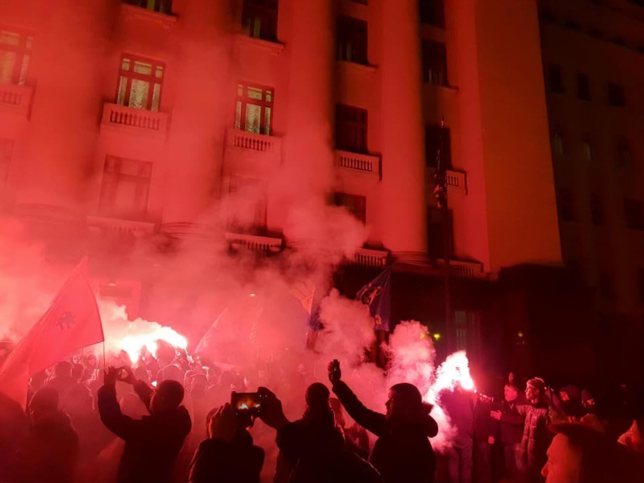 "Нет переговорам с террористами". Под Офисом президента протестовали против минских договоренностей. Фоторепортаж