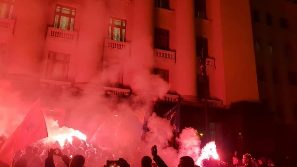 "Ні переговорам з терористами". Під Офісом президента протестували проти мінських домовленостей. Фоторепортаж