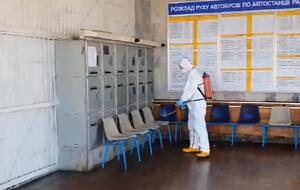 Дезінфекцію проводили в костюмах хімзахисту
