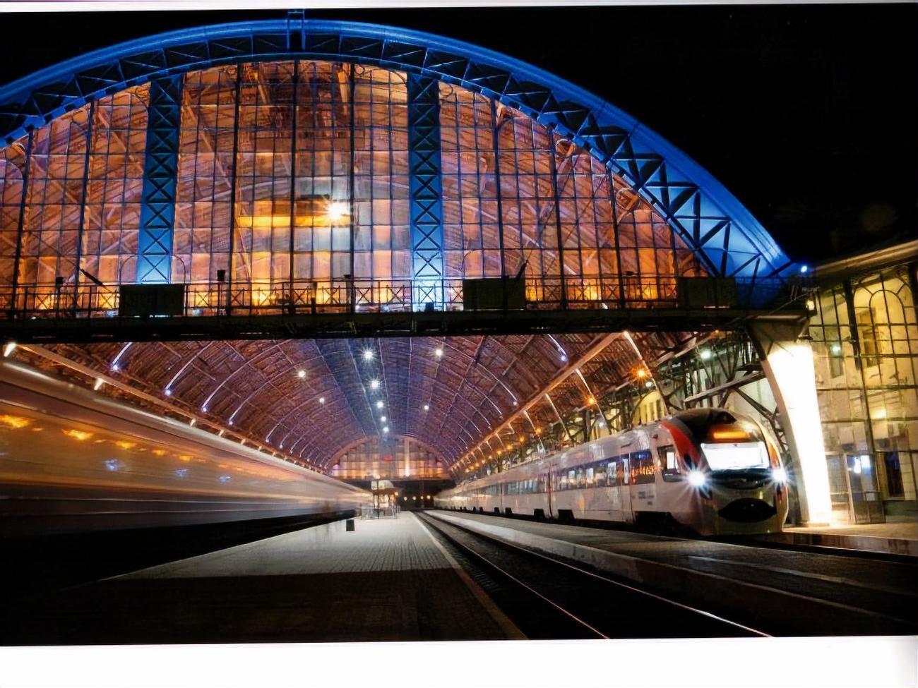 Потяги "Інтерсіті" курсуватимуть не до Перемишля, а тільки до Львова