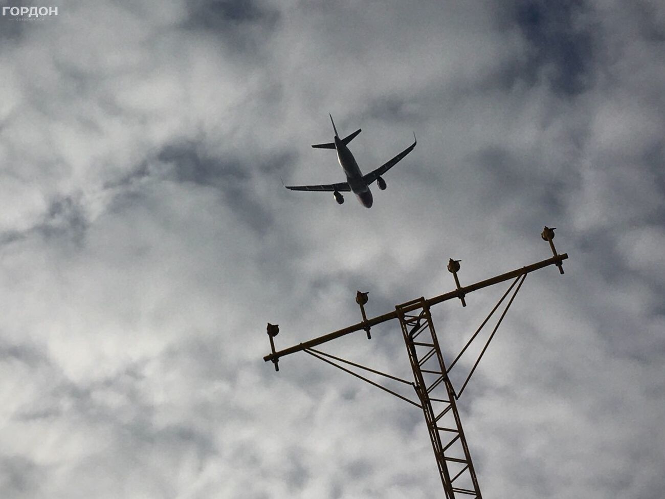 МАУ рекомендувала громадянам України, які не встигнуть повернутися додому до 17 березня, звернутися в українські консульства