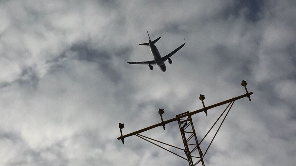 МАУ рекомендувала громадянам України, які не встигнуть повернутися додому до 17 березня, звернутися в українські консульства