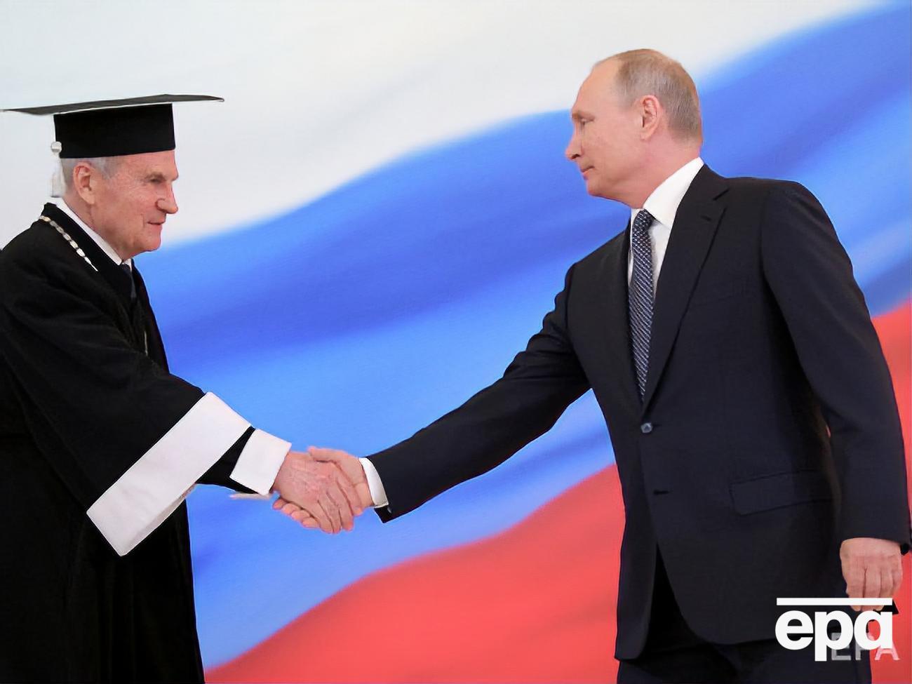 В Конституционный суд обратился Путин (на фото справа)