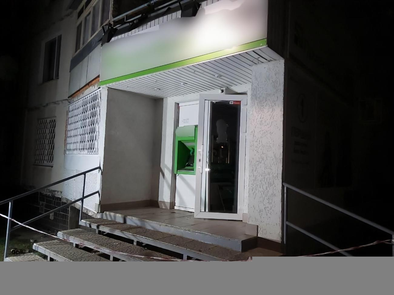 Банкомат установлен на первом этаже многоэтажки