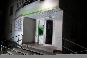 Банкомат установлено на першому поверсі багатоповерхівки