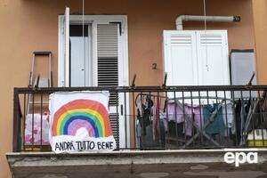 На цьому балконі в Римі висить банер із написом італійською "Усе буде добре"