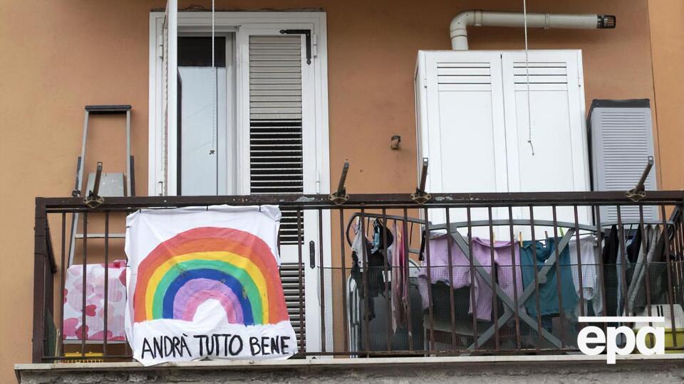 На этом балконе в Риме висит баннер с надписью на итальянском "Все будет хорошо"