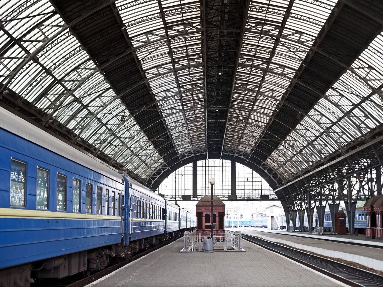 "Укрзалізниція" зупинила продаж квитків на низку рейсів