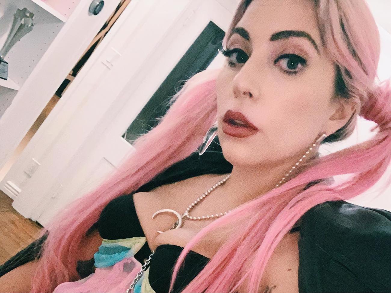 Леди Гага:&nbsp;Я хотела бы увидеть своих родителей и бабушек прямо сейчас, но гораздо безопаснее этого не делать