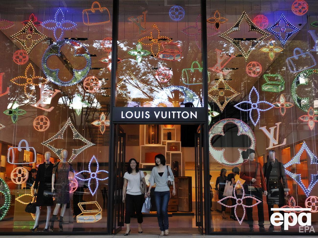 Компания LVMH Mo&euml;t Hennessy &ndash; Louis Vuitton SE пообещала, что будет выпускать антисептики столько, сколько нужно